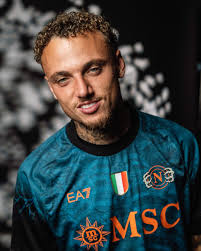 IN BEELD. Kevin De Bruyne en Noa Lang gezichten van nieuw Halloween-tenue  Napoli (met stevig prijskaartje)