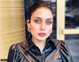 وظهرت ابنة الفنانة في الصورة، وهي. ØµÙˆØ±Ø© Ø²ÙŠÙ†Ø¨ ÙÙŠØ§Ø¶ Ø§Ø¨Ù†Ø© Ù‡ÙŠÙØ§Ø¡ ÙˆÙ‡Ø¨ÙŠ ØªØ´ÙƒÙƒ ÙÙŠ Ø·Ù„Ø§Ù‚Ù‡Ø§ Ù„ÙŠØ§Ù„ÙŠÙ†Ø§