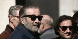 Τέλεσε στην πάρο το ετήσιο μνημόσυνο της αγαπημένης του συζύγου λάκης λαζόπουλος: 7tr1giy Raf4bm