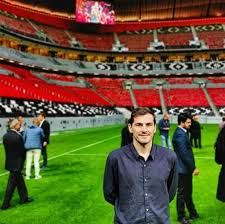 Casillas world, que gestiona su fundación y que se financia a través de las ventas de su marca de ropa 1k, logra mayor facturación y sí es rentable. Registran La Casa De Iker Casillas Por Una Operacion Contra El Fraude Fiscal