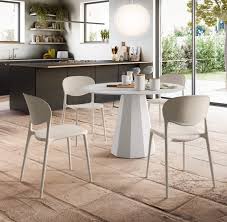 Chaise Abby de Connubia avec ou sans accoudoirs