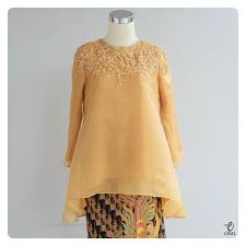 Kelima bridesmid di atas memakai dasaran kebaya jenis gaun. 25 Inspirasi Modis Baju Kebaya Modern Organza