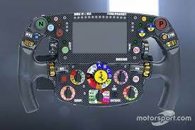 Nun sind auch ein kleines display und die drehzahlanzeige direkt ins lenkrad integriert, dazu knöpfe für den funkverkehr (r) und den boxengassenlimiter (l). Formel 1 Technik Neuer Knopf Am Ferrari Lenkrad Von Sebastian Vettel
