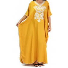 Dans les traditions musulmanes, la robe marocaine représente l'ethnicité et l'élégance à l'état pur. Amelis Gandoura Robe Marocaine Manches Courtes Avec Decorations Couleur Jaune Moutarde