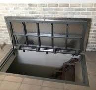 Puerta de trampilla de piso personalizada con placa de ...