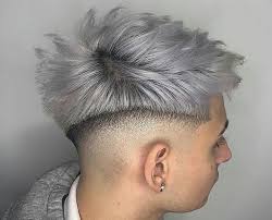 I tagli di tendenza capelli uomo da cui prendere ispirazione sono tanti, undercut moderni, hairstyle anni '90, look sfumati ed eleganti, capelli . Grigio Teenagers E Millennials Gf Maccaferri