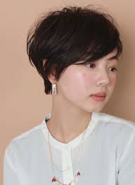 トップふんわり 大人のショートレイヤー circus by beautrium 表参道 サーカスバイビュートリアム のヘアスタイル 美容院 美容室を予約するなら楽天ビューティ ミディアムショートヘア ヘアスタイル ショートのヘアスタイル