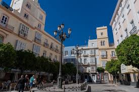 Besonders beeindruckend ist die altstadt von cádiz, die komplett umschlossen vom meer, nur über eine besuch in cádiz lässt wunderbar mit einer kombination aus sightseeing und strand verbinden. Cadiz Die Alte Stadt Am Atlantik