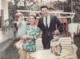 Nesta semana, celso portiolli anunciou que vai assumir o comando da nova edição do show do. Filha De Silvio Santos Cintia Abravanel Mostra Foto De Infancia Com Apresentador Mais Jovem Raridade Diz Fa Famosos Extra Online