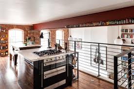 Cuisine A L Etage Pour Un Loft Dans Une Ancienne Ecole Anglaise Planete Deco A Homes World En 2021 Ancienne Ecole Ecole Anglaise Loft