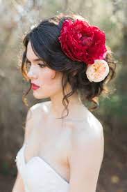 Romantic Bridal Inspiration Big Bold Blooms Gowns By Watters Sponsor Highlight Wedding Inspirasi Idee Coiffure Mariage Coiffure Mariage Cheveux Mariage