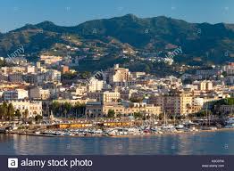 Messina is a city in sicily in italy. Am Fruhen Morgen Blick Uber Hafen Und Stadt Von Messina Sizilien Italien Stockfotografie Alamy