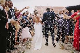 Siempre es un buen detalle decirle a tu novio que estás pensando en él con una canción, o simplemente para decirle cuánto lo amas. Las Mejores Canciones Para La Salida De Los Novios A Todo Confetti Blog De Bodas Para Novias E Invitadas