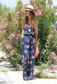 Cicek Desenli Bayan Tulum Modelleri Lacivert Askili Kolsuz V Yakali Cicek Desenli Kiyafet Kombinleri Floral Jumpsuit Outfit Comfortable Summer Outfits Summer Floral Jumpsuit