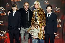 Jimi blue ochsenknecht, zweitältester von natascha und uwe ochsenknecht, erblickte im dezember 1991 das licht der welt, ein jahr nach seinem bruder wilson gonzalez. Beruhmter Familienclan Die Schweigers Von Links Valentin Dana Luna Lilli Til Und Emma Stuttgarter Zeitung