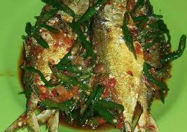 Tata ikan kembung yang sudah digoreng di piring saji. Resep 07 Tauco Ikan Kembung Rebus Oleh Mira Q Sharie Syalala Cookpad