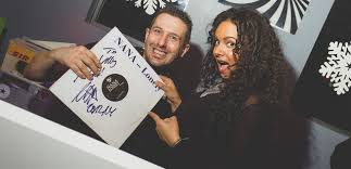 Ob im heimischen wohnzimmer, im partyraum, auf dem stadtfest oder der mottoparty, wer cocktails anbieten möchte, sollte sich gleich zu beginn darüber im klaren sein, welchen stil die bar haben soll. Dj 90er Jahre Party Vinyl Dj Fur 90er Jahre Mottoparty Dj Mit Musik Der 90er Jahre Buchen 90er Party Dj Dj 90er Jahre Party Buchen 90er Party Nrw