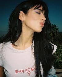 Dua lipa's hairstyle for the 2021 grammys was missing bangs we don't know if dua lipa's birkin bangs were real, but we hope they were march 14, 2021 by jessica harrington Dua Lipa On Twitter Honey Ice Teaaaaaaa 4 Meeeee