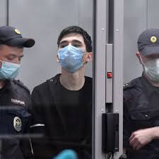Согласно камерам видеонаблюдения галявиеву на улице никто не помешал, он спокойно шел по улице с купленным оружием даже не пряча его под чехол, а с кем то даже. Ustroivshij Rasstrel V Kazanskoj Shkole Rasskazal O Nezazhivayushej Rane Sledstvie I Sud Silovye Struktury Lenta Ru