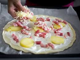 Nos Idees De Garnitures Pour Des Pizzas A La Creme Classiques Ou Originales Histoire De Renouveler La Tradition Italienne De Idee Pizza Garniture Pizza Pizza