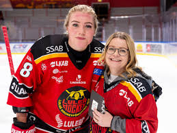 Luleå hockeyförening is an ice hockey club from luleå, sweden. Lulea Hockey Ø¯Ø± ØªÙˆÛŒÛŒØªØ± Kvallens Matchsponsor Lulea Lokaltrafik Representeras Av Ulrica Rosendahl Som Mottar En Troja I Bjorngapet Innan Matchen Av Assisterande Lagkapten Johanna Fallman Ulrica Delade Aven Ut Pris Till Matchens