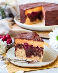 Butter und zucker schaumig ruhren die eier mehl und backpulver. Vegane Donauwellen Torte Super Saftig Proteinreich Und Lecker