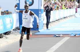 Eliud kipchoge's height is 5 feet 6 inches or 167 cm. Kenyan Marathon Master Kipchoge Smashes World Record The42