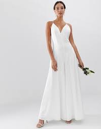 Für alle von euch die den großen schritt wagen und heiraten werden, zeige ich euch in diesem video ein wunderschön verspieltes. Asos Edition Hochzeits Jumpsuit Aus Satin Mit Tiefem Ausschnitt Tragern Und Weitem Bein Asos