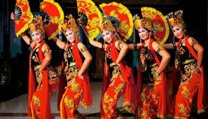Sebutkan 3 macam tarian beserta propertinya. 30 Tarian Adat Tradisional Daerah Jawa Timur Gambar Dan Penjelasannya