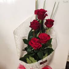 ← scrigno portarosa mazzo di rose rosse lunghe →. Mazzo Di 5 Rose Rosse Con Consegna A Domicilio