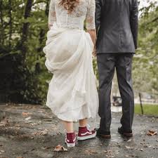 Die Coolsten Sneaker Fur Die Braut So Sagen Sie Stylisch Und Sportlich Ja Hochzeit Turnschuhe Braut Brautkleid Kurz