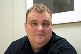 Alan bor i en kartong intill Mittuniversitetet: "Kastades ut en vinter