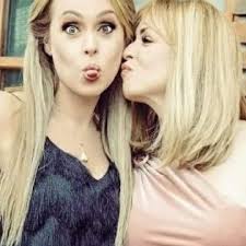 En esos años de fama, se dio a conocer que la actriz tenía una hermana gemela en la vida real, lo que causó mucha gracia en el público. Asi Lucen Gabriela Spanic Y Su Gemela Daniela La Usurpadora En 2020 Show News