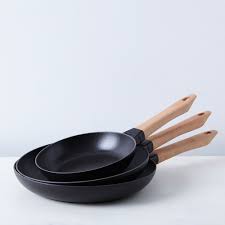 Staub Cast Iron Fry Pan With Beechwood Handle In 2020 Pan Frying Pan Fun Cooking