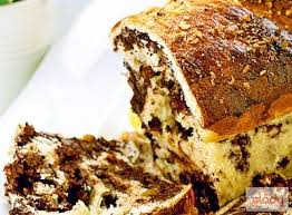 Adăugați doua lingurite de zahar, o lingura de faina, 5 linguri de lapte călduț și amestecati cu o spatula pana se omogenizeaza. Gastronomie Cozonac Pufos Cu Umplutura De Nuca Si Ciocolata