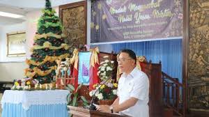 Budaya merupakan sesuatu yang tdak dapatdipisahkan dari kehidupan manusia, karena budaya merupakan produk dari manusia. Di Ibadah Natal Wali Kota Tomohon Jimmy Eman Bagi Bagi Alkitab Bahasa Tombulu Tribun Manado