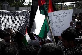 Hijo de hamás es la conmovedora historia verdadera de un miembro del movimiento hamás que rechazó su violento destino y ahora lo arriesga todo al exponer los secretos de la organización extremista islámica para mostrarle al mundo un camino hacia la paz. Fata Y Hamas Reconciliar Lo Irreconciliable El Orden Mundial Eom