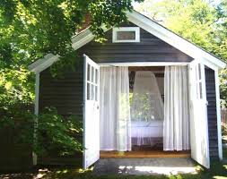 Their narrow plot of land (49.5′ x 152.5′) caused challenges how to define this open, yet intimate little spot in the bungalow? 21 Welcoming Guest House And Cottage Ideas