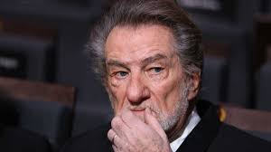 Il a fallu qu'on m'opère" : Eddy Mitchell raconte avoir fini à l'hôpital  sur un tournage à cause de... canards - Voici.fr