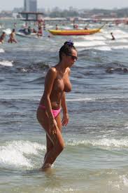 Margherita de la clejani participă acum la asia express, unde se străduiește să reziste situațiilor la care este supusă. Foto 10 Vedete FÄrÄ Sutien La Mare Margherita De La Clejani Oana Lis Èi Alexandra Stan AdorÄ SÄ FacÄ Topless Click Mobile