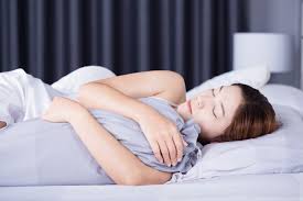 Ukuran tempat tidur, seberapa banyak bantal yang kalian butuhkan dan bagaimana cara penggunaannya. Tak Bisa Tidur Tanpa Bantal Guling Ternyata Malah Baik Untuk Kesehatan Lho