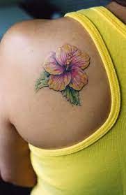 Sie hat es sich stechen lassen! Die 14 Besten Ideen Zu Hibiskus Tattoo Hibiskus Tattoo Hibiskus Blumentattoos