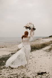 Jede frau hat ihre eigene vorstellung, wie ihr sogenanntes traumhochzeitskleid aussehen soll. Mystical Sylt Inspiration Schminke Fur Die Hochzeit Brautmode Hochzeitskleid Spitze
