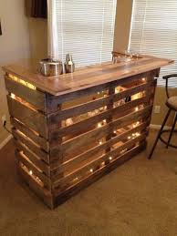 Faire son îlot central en palette ou son bar est, par ailleurs, un bon plan pour ceux qui sont séduits par l'aspect classique de la cuisine bois ou par une idée d'îlot de cuisine similaire à un bar en palettes. Diy Bar En Palette 26 Idees Et Photos Pour Le Fabriquer Vous Meme