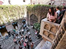 Una casa d'epoca extralberghiera dove il tempo in aggiunta suite di giulietta offre anche meravigliosi appartamenti finemente arredati nel centro storico di verona, a pochi metri di distanza. Rivoluzione Casa Di Giulietta Si Paga Per Entrare Nel Cortile L Arena