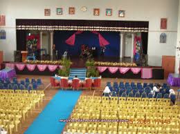 Pagar dan batu hiasan membantu memantapkan lagi hiasan. Dewan Sekolah Cantik