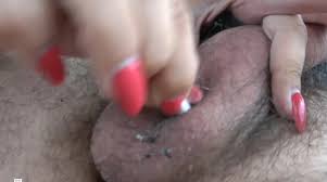 Σβήνοντας το τσιγάρο στις μπάλες των φυλακισμένων - η κυρία Zeida και η  κυρία Alexandra