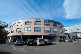 La clinique dispose de 2 appareils radiologiques portables ainsi que 2 échographes portables pour pouvoir examiner vos chevaux boiteux à domicile. A Clermont Ferrand Comment L Hopital Prive S Organise Dans La Lutte Contre Le Covid 19 Clermont Ferrand 63000