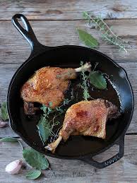 Solitamente, la coscia d'anatra viene cotta a bassa temperatura nell'olio. Cosce Di Anatra Arrosto Alle Erbe Aromatiche
