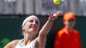Le frenchie, avec deux grandes ailes dans le dos. Tennis Tournoi De Miami Timea Bacsinszky Chute